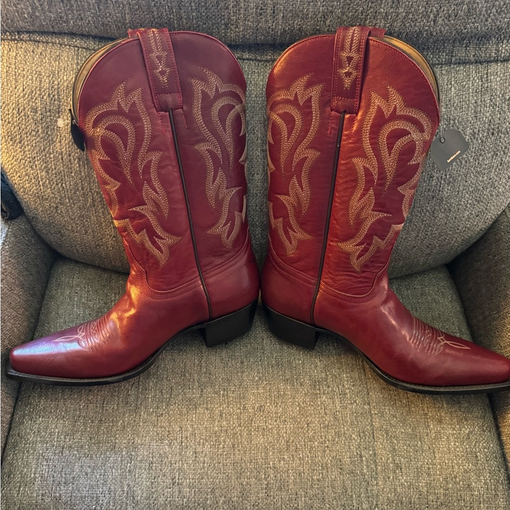 Shayanne ship toe red cowgirl boots never worn, perfect condition with tags.